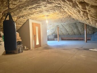 Veľké Zálužie - RD priestranný, zariadený, garáž a pozemok - 20