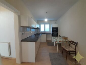 Na predaj ZREKONŠTRUOVANÝ 2-izbový byt s dvorom a GARÁŽOU v  - 20