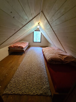 Zaujímavá pekná priestranná murovaná chata v prírode - 20