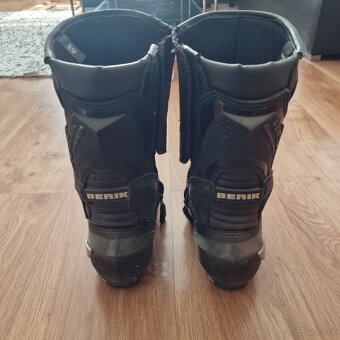 Čižmy, prilby, kombinéza - 20