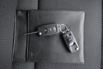 Volkswagen Touran 1,6 TDi 77 kW, 7-míst,NAVI,1.maj., - 20