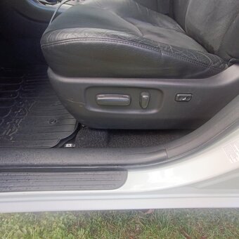 Predám Toyota RAV4 2,0 benzín 116kw 4x4 , biela perleť - 20