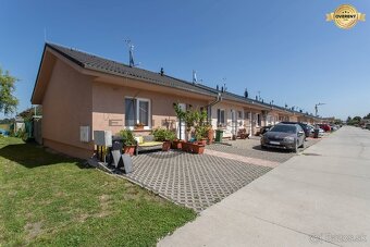 NA PREDAJ pekný, štýlový 3-izbový rodinný dom v Lábe - 20