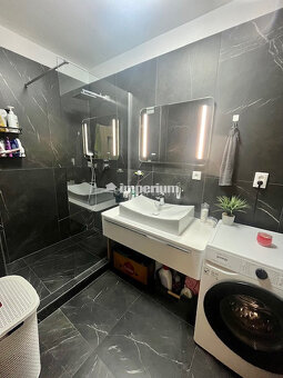 Na predaj pekný veľkometrážny 3 izbový byt s garážou na ul.  - 20