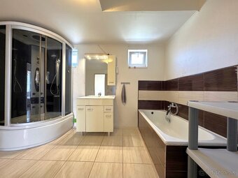 Veľký dvojgeneračný RD s bazénom v obci Petrova Ves - 20