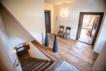 Krásne zrekonštruovaný historický dom v obci Vyhne - 20