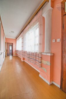 Na predaj priestranný vidiecky rodinný dom v obci Baka, poze - 20