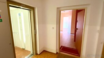 Priestraný 3-izbový tehlový byt s balkónom, terasou a s možn - 20
