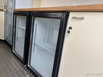 Mobilný nápojový food truck s výčapmi, chladiacimi vitrínami - 20