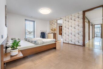 Luxusný rodinný dom v Trnave - nadčasový dizajn a perfektná  - 20