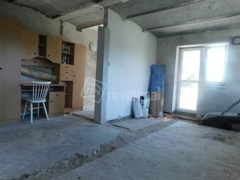 Pekný dom na slnečnom pozemku s bazénom a jazierkom - 20