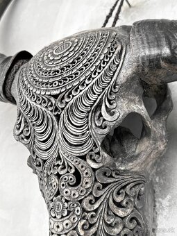 Obrovská šedá vyrezávaná lebka Vodného Bývola - motív Badong - 20