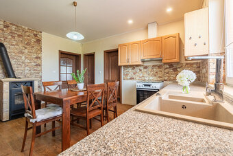 Na predaj zrekonštruovaný rodinný dom v Pate - 20