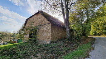 NA POLOSAMOTE RODINNÝ DOM, STODOLA a POZEMOK 4273 m2 PRIETRŽ - 20