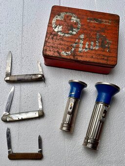 Staré veci z pôdy-staré figúrky, kordy, kalamar, šachovnice - 20