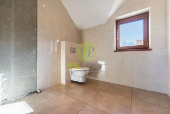 Priestranný rodinný dom s dvojgarážou v Malinove - 20