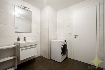 Ponúkam na prenájom dvojizbový byt s garážovým státim v poly - 20