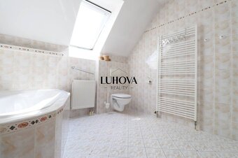 RODINNÝ dom s bazénom a krásnou záhradou - 20