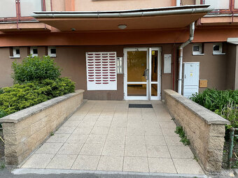 Ponúka na prenájom kompletne zariadený 1 izb. byt s lodžiou - 20