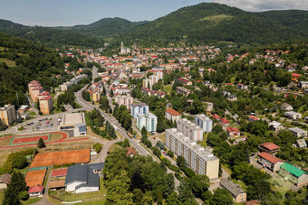 Exkluzívne na predaj priestranný čiastočne prerobený 3 izbov - 20