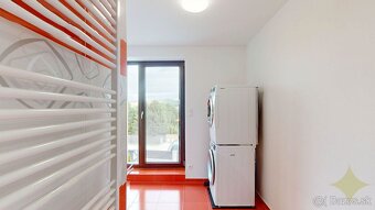 Priestranný dvojpodlažný 6-izbový rodinný dom v Malom Lapáši - 20