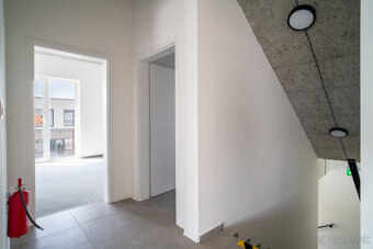 Na prenájom jedno podlažie polyfunkcie na Zavarskej ulici v  - 20