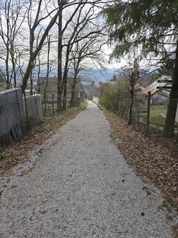 Lukratívny Pozemok 512m² s Murovanou Chatou v Rači pod Lesom - 20