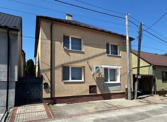 Veľký RD s bazénom v obci Petrova Ves - 2 samostatné bývania - 20