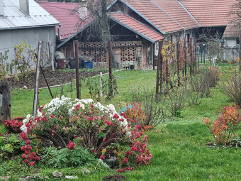 RODINNÝ a HOSŤOVSKÝ DOM,STODOLA a POZEMOK 2924m2 HRÁDOK-NMNV - 20