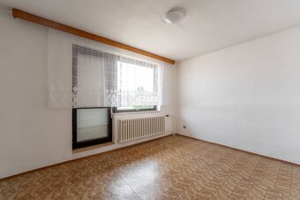 GYŇOV: Priestranný tehlový 6 izbový  rodinný dom, pozemkok 6 - 20