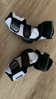 Hokejova vystroj - 20