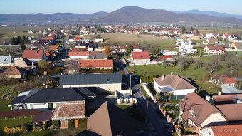 Na predaj veľký pozemok 1459 m² so starším RD v Bystričanoch - 20