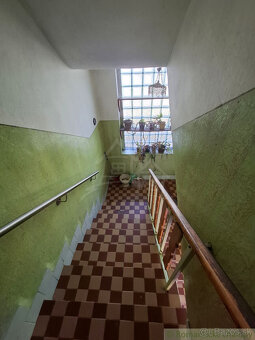 Priestranný poschodový rodinný dom v Lovinobani - 20