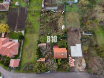 Priestranný rodinný dom s garážou na veľkom pozemku v obci V - 20