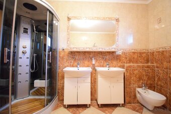 PRIESTRANNÝ BUNGALOV S GARÁŽOU NA PEKNOM ROŽNOM POZEMKU - 20