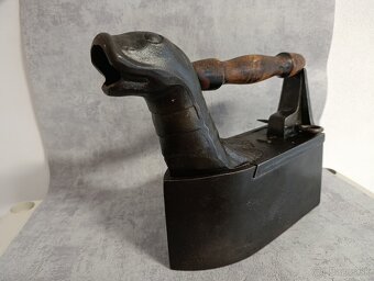 Obrovská atypická komínová žehlička, 9,65kg TOP. Doprava 0 - 20