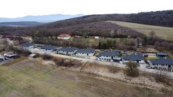 Rezervované/ Štýlový tehlový bungalov v Períne, slepá ulica - 20