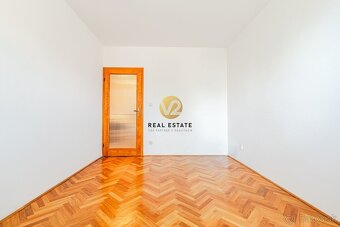 Na PREDAJ Dvojgeneračný RD Nitra - Hornozoborská na 909m2 po - 20