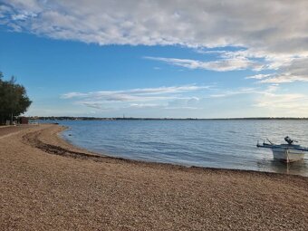 CHORVÁTSKO - 3 izbový apartmán v novostavbe 140 m od mora- V - 20