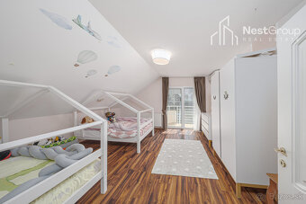 RODINNÁ VILA S BAZÉNOM, POZEMOK 975 m2, DVOJGARÁŽ,TOP POLOHA - 20