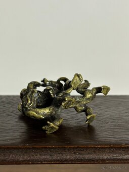 4 starožitné Tibetské bronzové sošky na originálnom drevenom - 20