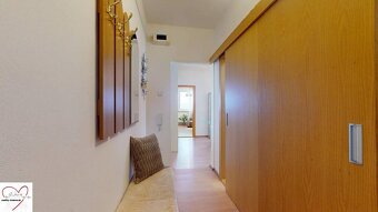 Z vchodu rovno do školy, na predaj praktický 3 izbový byt, A - 20