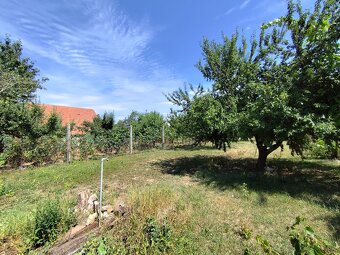 RD v HLOHOVCI - tichá lokalita, rovinatý, oplotený pozemok - 20