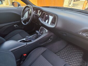 Dodge Challenger 5.7 HEMI V8 - 20