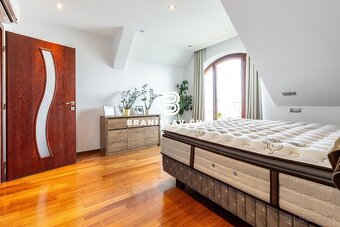 6 IZB. DOM NA PEREŠI S JAZIERKOM A NÁDHERNOU ZÁHRADOU - 20