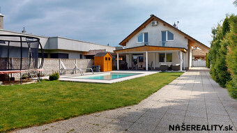 Na predaj: Moderný 5-izbový rodinný dom s bazénom, záhradou  - 20