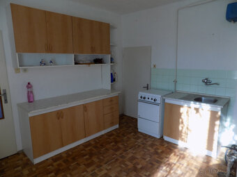 Na predaj starší dom  v N. Zámkoch -pozemok 807 m2. - 20