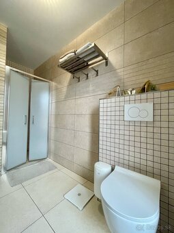 Na predaj moderná štýlová novostavba s garážou a pozemkom - 20