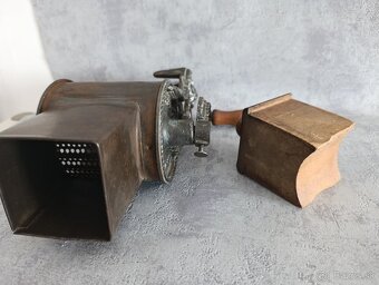 Velmi starý (cca 110-115let) krásný zdobený mlyncek na strou - 20