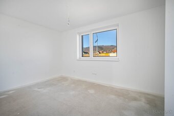 Novostavba- Bungalov s pekným výhľadom na Smolenický  zámok - 20